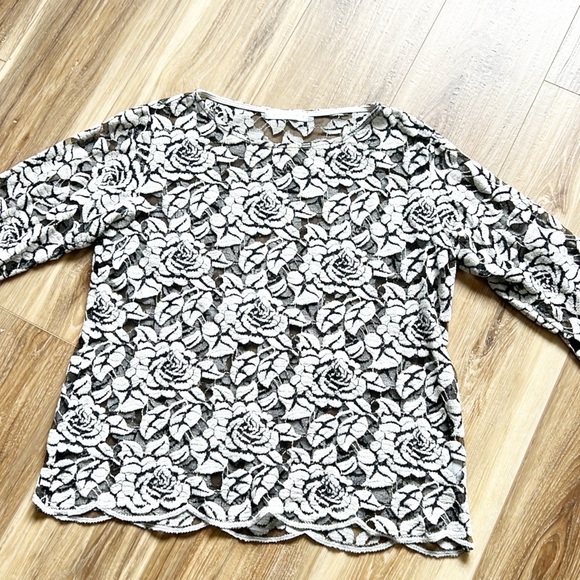 Cut Loose Lace Floral Blouse - Picture 12 of 14